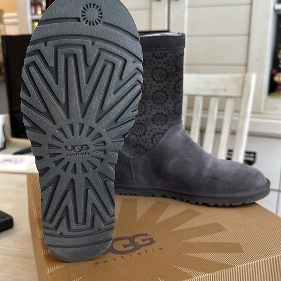 Barely worn Uggs - Picture 3 of 4